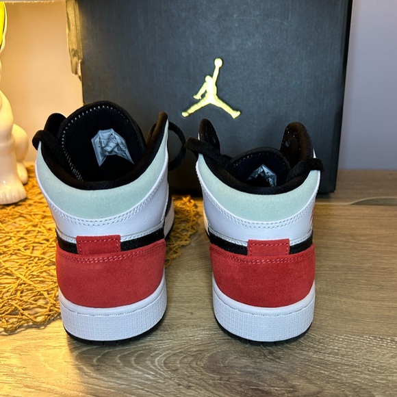 Air Jordan 1 Mid SE - Picture 2 of 5